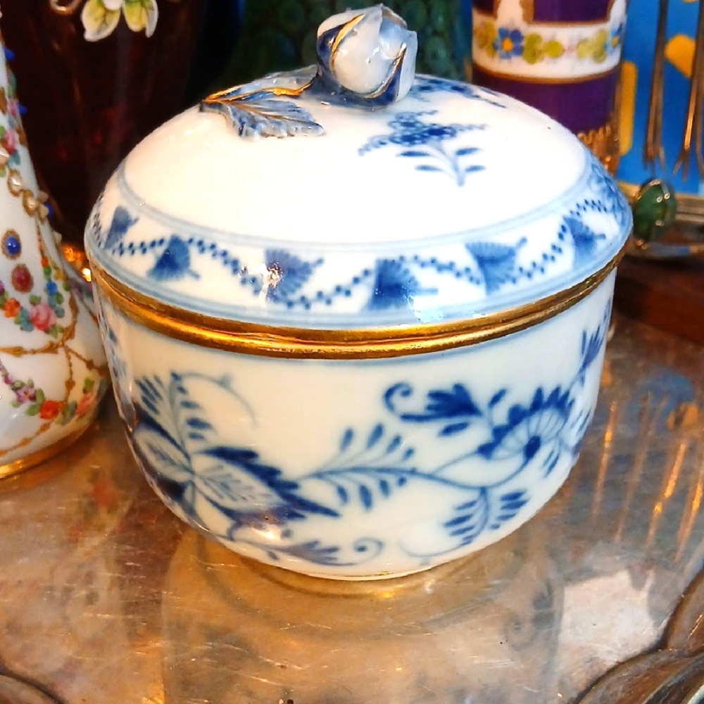19th Century MEISSEN Onion Pattern Covered Bowl